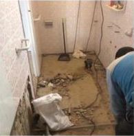 Fontanería Dironuba hombre realizando reforma de baño