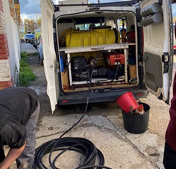 Fontanería Dironuba vehículo con herramientas de desatascos 